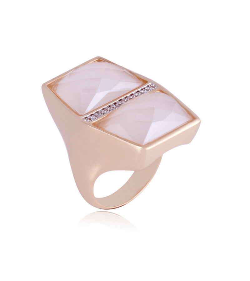 RING - GOLD PLATED - PEARLIZED MILKY QUARTZ STONE.