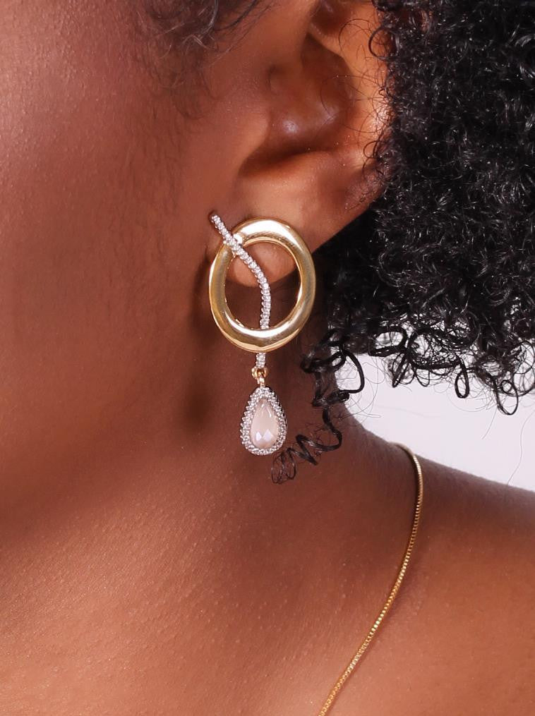 FACETED PEARLIZED MILKY QUARTZ EARRING - ROUND-SHAPED - GOLD PLATED