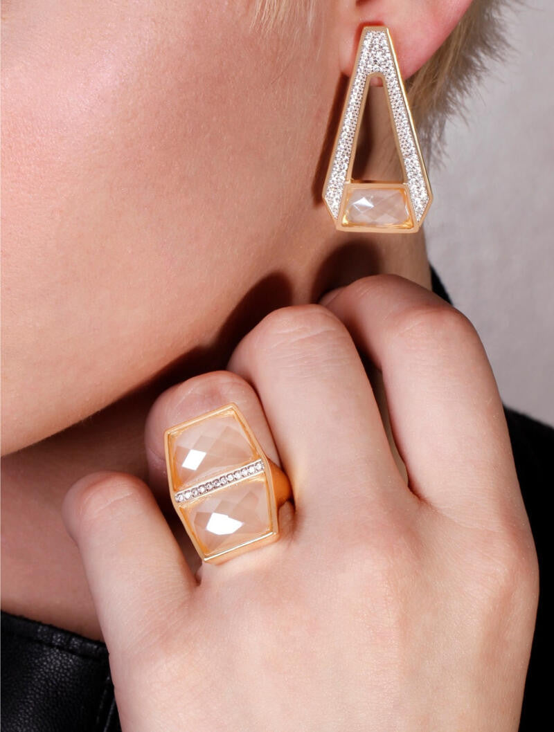 RING - GOLD PLATED - PEARLIZED MILKY QUARTZ STONE.