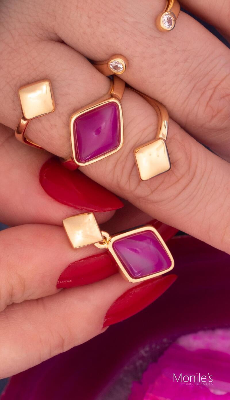 BRINCO DE ÁGATA ROSA EM FORMATO DE DIAMANTE | BANHADO A OURO | MINIMALISTA | JOIAS BRAINSTORM