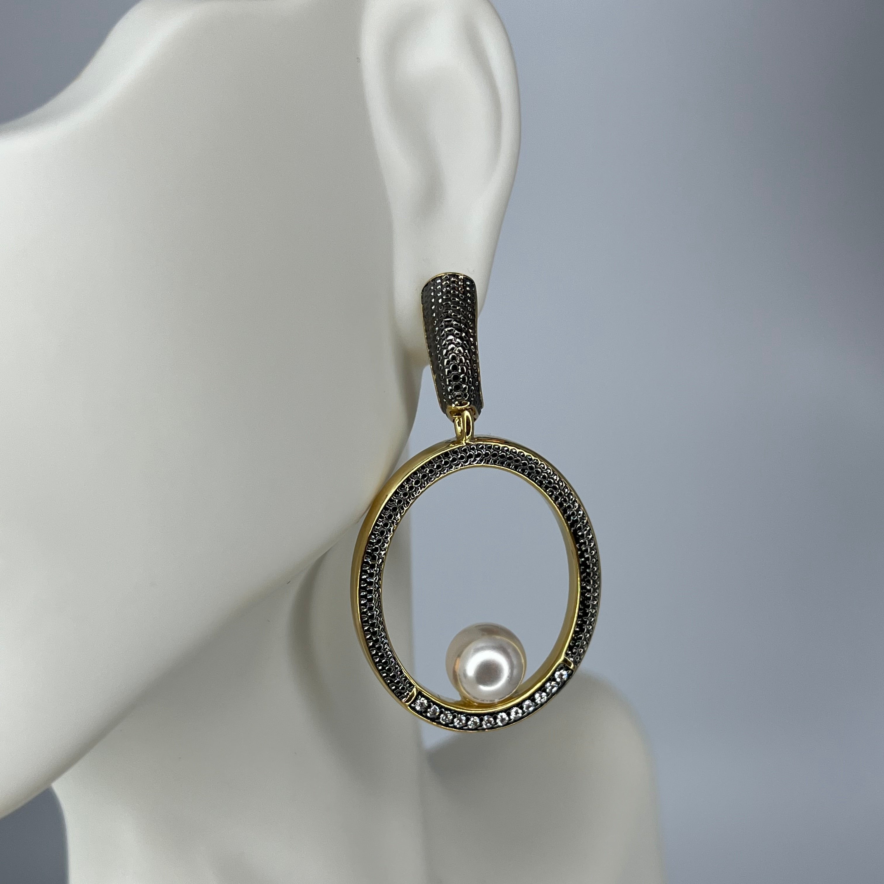 PEARL CENTER CIRCULAR EARRING - GOLD PLATED