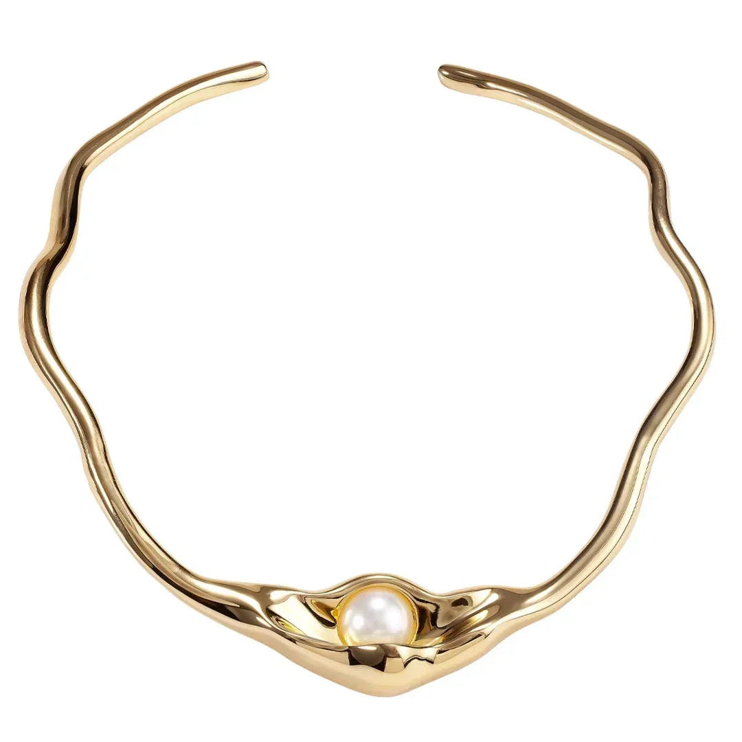Contemporary gold necklace with wavy design and central pearl detail