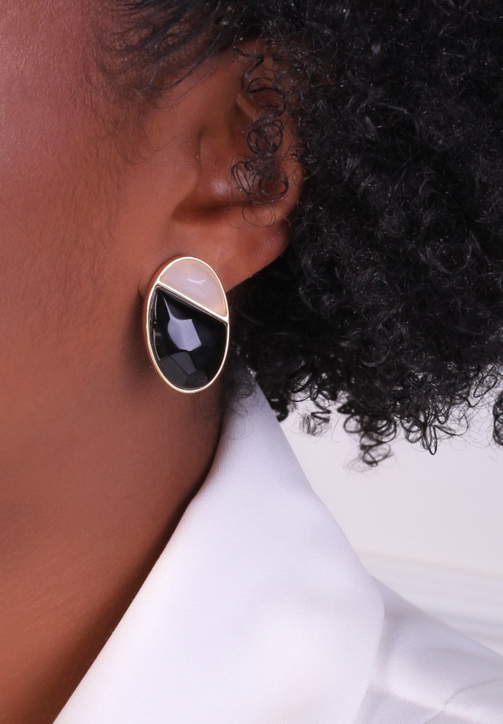 MEDIUM-SIZED EARRING WITH PEARLIZED BLACK OBSIDIAN AND PEARLIZED MILKY QUARTZ