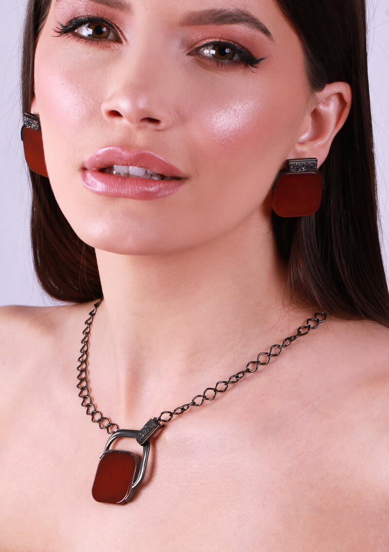 NOHO ELEGANCE NECKLACE - BLACK METALLIZATION PEARLIZED RED AGATE STONE